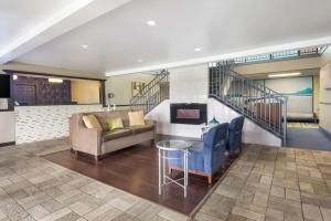 a living room with a couch and a table at Best Western Parkside Inn in Frankfort