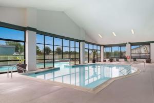 a swimming pool in a building with windows at Best Western Parkside Inn in Frankfort