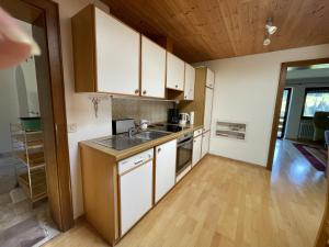 Kuchyňa alebo kuchynka v ubytovaní Gruppenferienwohnung am Auweg
