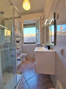 uma casa de banho com um chuveiro, um lavatório e um WC. em Bologna Apartment em Bolonha