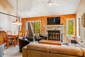 uma sala de estar com um sofá e uma lareira em Jumpin' Jack Frost em Lake Harmony