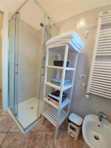 uma casa de banho com um chuveiro, um WC e um lavatório. em Bologna Apartment em Bolonha