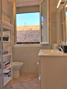 uma casa de banho com lavatório e uma janela com vista em Bologna Apartment em Bolonha