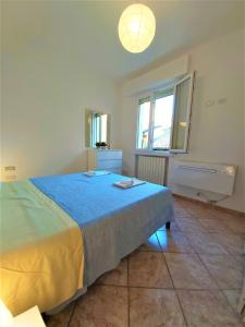 um quarto com uma cama grande e uma janela em Bologna Apartment em Bolonha