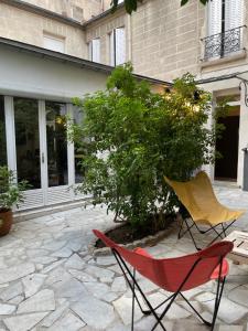 a red and yellow chair sitting on a patio at MAISON STANDING et SYMPA PROCHE ROLAND GARROS et MÉTRO in Boulogne-Billancourt