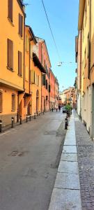 uma rua vazia numa cidade com edifícios em Bologna Apartment em Bolonha