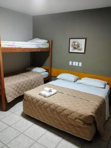 ein Zimmer mit 2 Etagenbetten mit Handtüchern darauf in der Unterkunft Pousada Boi Bumbá Praia in João Pessoa