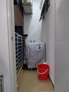un pasillo con un cubo rojo en una habitación en 1 bed room service apartment for 3 guests en Petaling Jaya