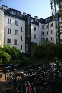 un gruppo di biciclette parcheggiate di fronte a un edificio di oompH Warsaw Central 3-bedroom Flat a Varsavia