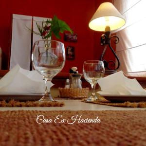stół z dwoma kieliszkami wina na górze w obiekcie Ex Hacienda Hostal w mieście Guanajuato