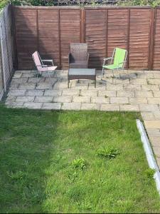 three chairs and a table in a yard at Mia Property in Bristol