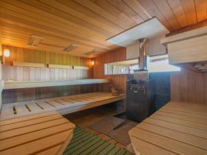 a sauna with a bench and a stove in it at De Spannevogel in Eibergen