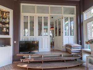 a living room with a tv and a coffee table at De Spannevogel in Eibergen