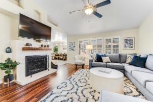 スコッツデールにあるPoolside Getawayのソファと暖炉のあるリビングルーム