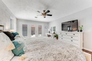 スコッツデールにあるPoolside Getawayのベッドと天井扇風機のある寝室 +26枚の写真