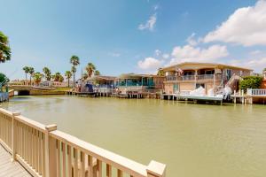 uma fila de casas num rio com uma doca em Long Island Village 502 Clam em Port Isabel