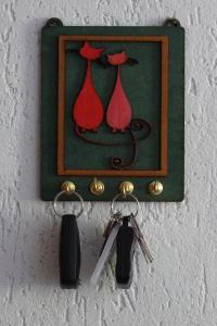 a pair of keys hanging on a wall with a picture at Refúgio Melissa in Campos do Jordão