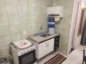 a small kitchen with a sink and a stove at Venha Curtir Angra dos Reis ! in Angra dos Reis