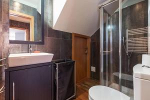 ein Badezimmer mit Waschbecken und Dusche in der Unterkunft Moledo - Listening the Waves in Moledo + 14 Fotos