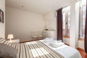 ein Schlafzimmer mit großem Bett und Fenster in der Unterkunft Moledo - Listening the Waves in Moledo