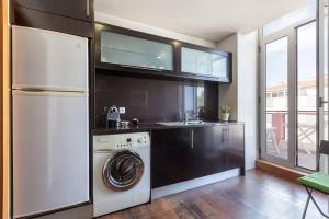 eine Küche mit Waschmaschine und Spüle in der Unterkunft Moledo - Listening the Waves in Moledo