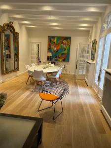 a dining room with a table and chairs at MAISON STANDING et SYMPA PROCHE ROLAND GARROS et MÉTRO in Boulogne-Billancourt