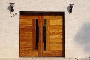 a wooden door on the side of a building at Refúgio Melissa in Campos do Jordão