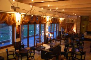 Reštaurácia alebo iné gastronomické zariadenie v ubytovaní Ipsivaton Mountain Resort