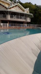 Piscine de l'établissement Studio Tartane avec vue sur mer ou située à proximité