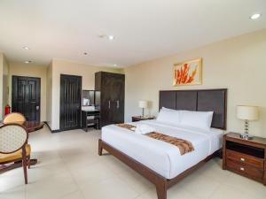 Voodi või voodid majutusasutuse Main Hotel & Suites toas
