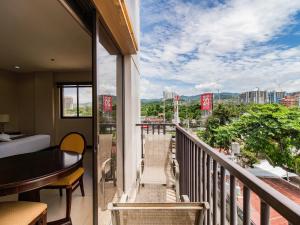 En balkong eller terrasse på Main Hotel & Suites