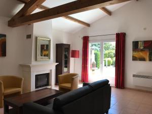 Posedenie v ubytovaní Villa in Les Forges with Golf & Pool Access