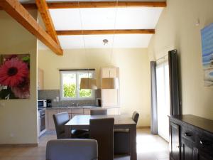 Kuchyňa alebo kuchynka v ubytovaní Villa in Les Forges with Golf & Pool Access