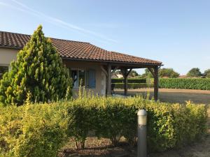 Vonkajšia záhrada v ubytovaní Villa in Les Forges with Golf & Pool Access