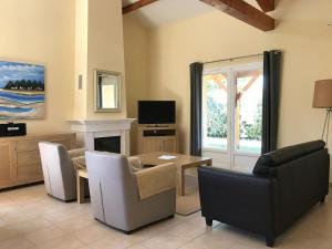 Televízia a/alebo spoločenská miestnosť v ubytovaní Villa in Les Forges with Golf & Pool Access