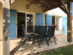 Patio alebo iná vonkajšia časť ubytovania Villa in Les Forges with Golf & Pool Access