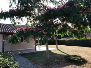 Vonkajšia záhrada v ubytovaní Villa in Les Forges with Golf & Pool Access