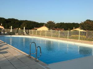 Bazén v ubytovaní Villa in Les Forges with Golf & Pool Access alebo v jeho blízkosti