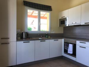 Kuchyňa alebo kuchynka v ubytovaní Villa in Les Forges with Golf & Pool Access