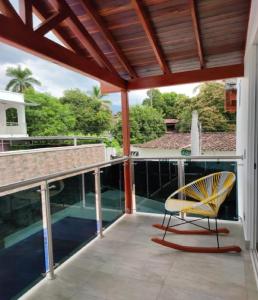 una sedia gialla seduta sul balcone di una casa di Villa del Gualí #1 a Santa Fe de Antioquia Altre 20 foto