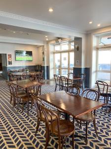 restauracja ze stołami i krzesłami w pokoju w obiekcie Romano's Hotel & Suites Wagga Wagga w mieście Wagga Wagga