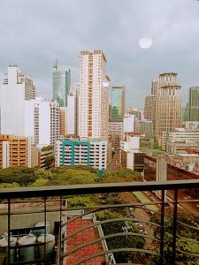 een uitzicht op de skyline van de stad met hoge gebouwen bij 14d mosaic staycation in Manilla