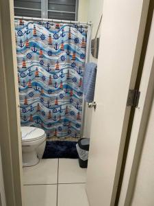 La salle de bains est pourvue de toilettes et d'un rideau de douche. dans l'établissement VILLA SEA BEACH, à Aguada