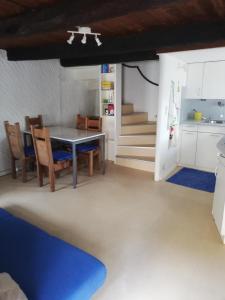 cocina y comedor con mesa y sillas en Semplice casa, en Bellinzona