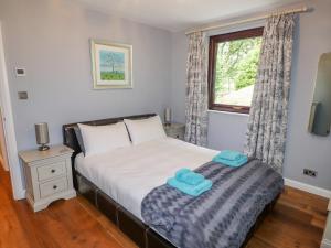アンブルサイドにあるLow Brow Barnのベッドルーム1室(青いタオル付きのベッド1台付)
