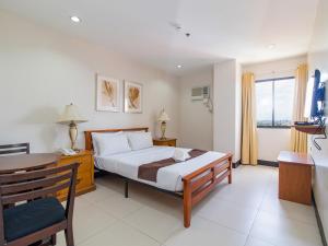 Voodi või voodid majutusasutuse Main Hotel & Suites toas