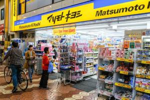 un magasin avec des gens à l'intérieur d'un supermarché dans l'établissement Shinkoiwa house at JR line.Easy to airport&Disney., à Tokyo