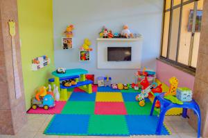 a childs play room with toys and a fireplace at Le Rêve Pousada e Restaurante in Guaramiranga