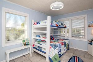 um quarto com 2 beliches num quarto em Caswell Cabana by Oak Island Accommodations em Caswell Beach