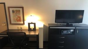um quarto com uma secretária e uma televisão numa cómoda em Holiday Inn Express Berkeley, an IHG Hotel em Berkeley